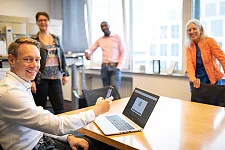 Finaler Test: Sebastian Mannl überzeugt sich im Beisein der Macher*innen von den Vorteilen des neuen Online-Angebots