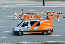 Mit dem silber-orangenen Kleinbus wird das gesamte Bremer Straßennetz erfasst ©eagle eye technologies