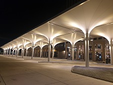 Der neue Bremer Fernbusterminal bei Nacht. Helle, offene Konstruktion mit vielen Säulen, beleuchtet
