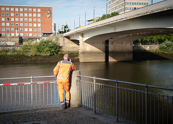 Rechts im Bild ist die Wilhelm-Kaisen-Brücke zu sehen