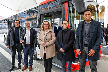 Die Akteure während der Eröffnung (von links nach rechts): Die Architekten Paul Schmelzer und Thomas Knerer, die Senatorin für Bau, Mobilität und Stadtentwicklung Özlem Ünsal, BREPARK-Geschäftsführerin Katja Krause und Rick Graue, Leiter des ASV