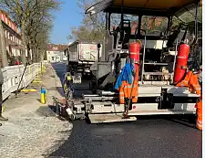 Der Asphalt wird aufgetragen und muss im Anschluss aushärten.