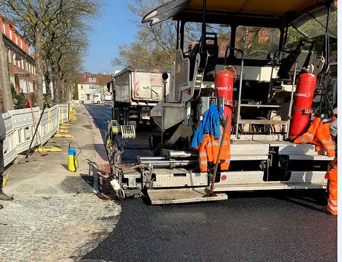 Der Asphalt wird aufgetragen und muss im Anschluss aushärten.