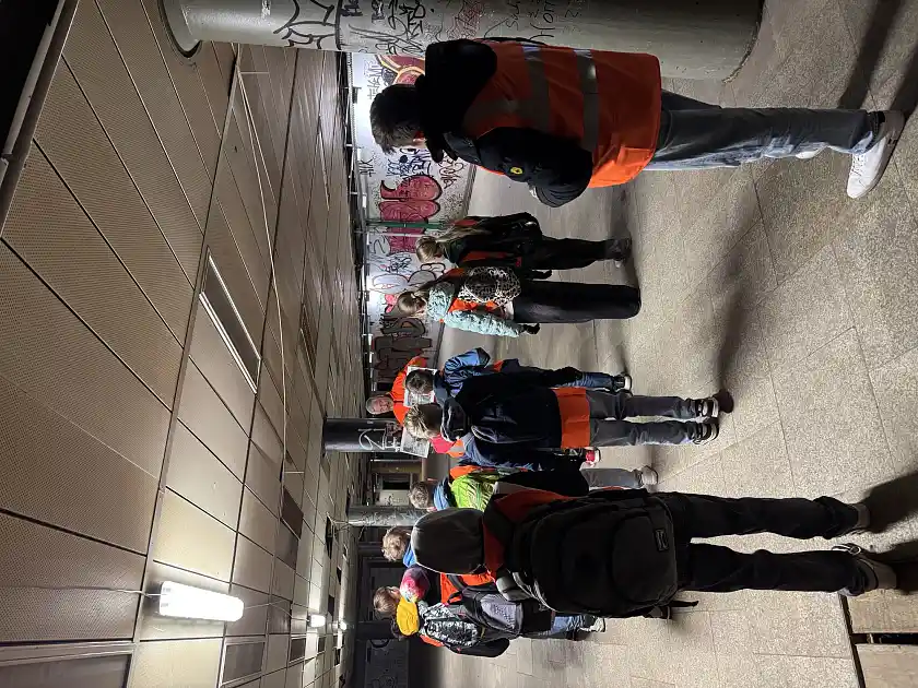 Kindergruppe und Erwachsene im Brill-Tunnel.