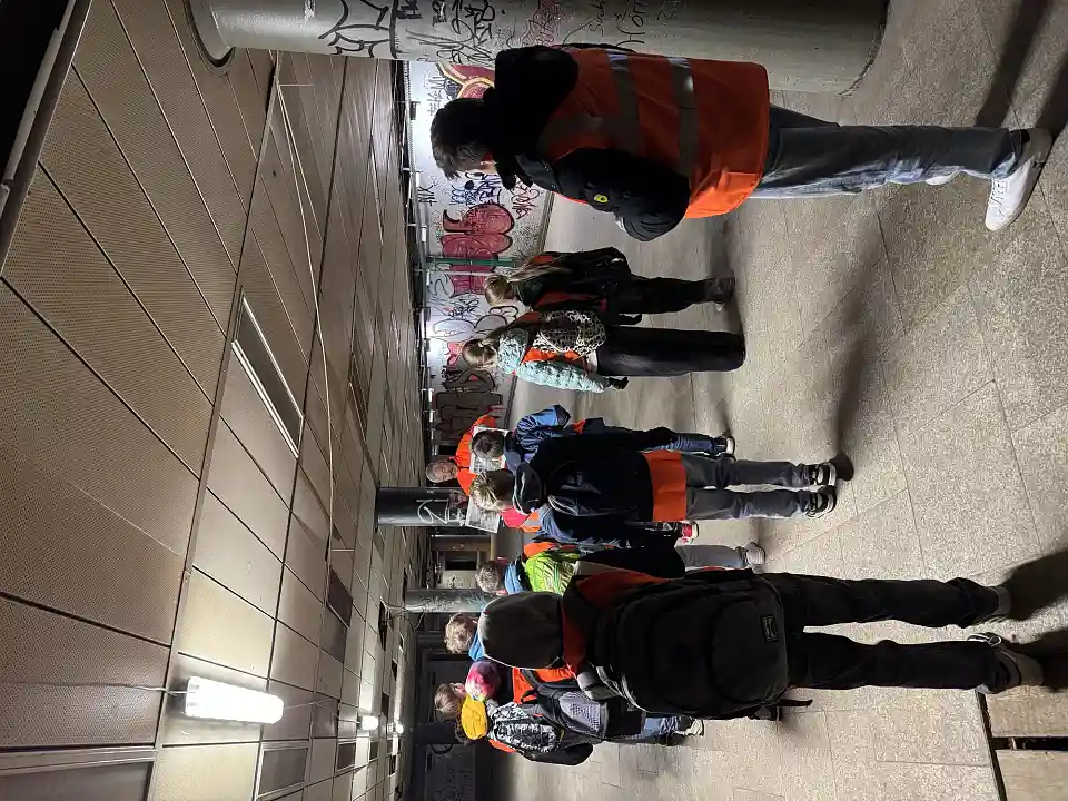 Kindergruppe und Erwachsene im Brill-Tunnel.