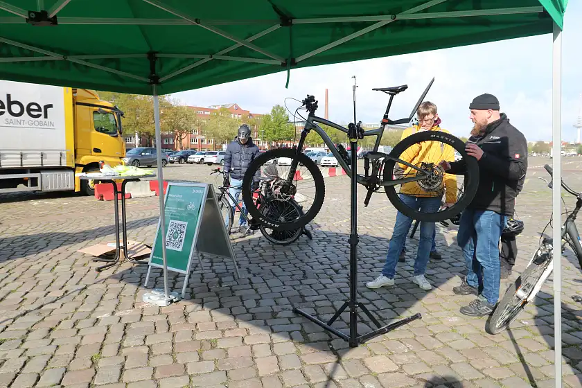 Die Mitarbeitenden der DEKRA berieten zur Beseitigung von Mängeln an den privaten Rädern 