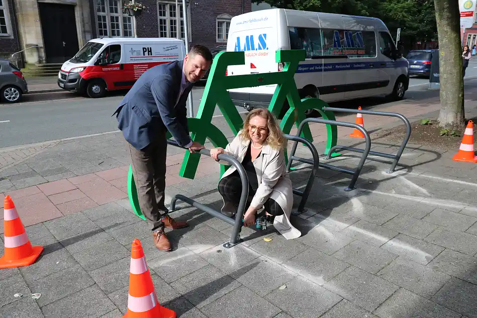 Senatorin Ünsal und Oliver Fröhlich befestigen gemeinsam die letzte Schraube an der Fahrradabstellanlage
