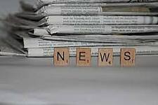 Bild von Zeitungen auf einem Stapel mit dem Schriftzug News davor von Michael Bußmann Pixabay