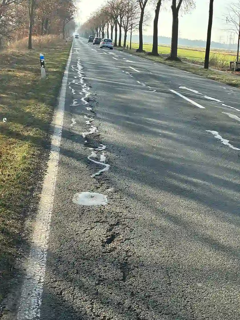 Schadhafte Fahrbahndecke in der Ritterhuder Heerstraße in Bremen.