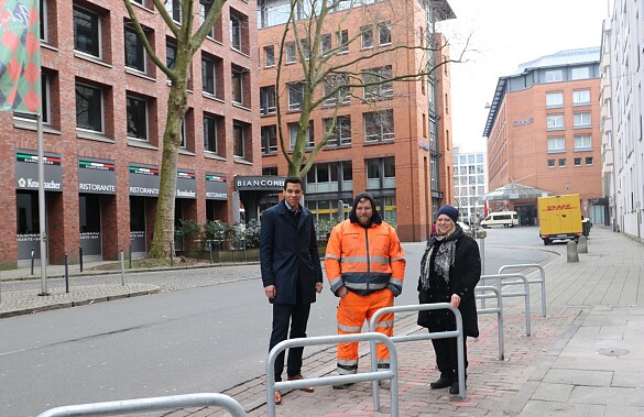 Rick Graue, ASV, Jannis Walter, AVB Absperr- und Verkehrstechnik Bremen GbmH und Senatorin Dr. Maike Schaefer beim heutigen Kick-off in der Birkenstraße