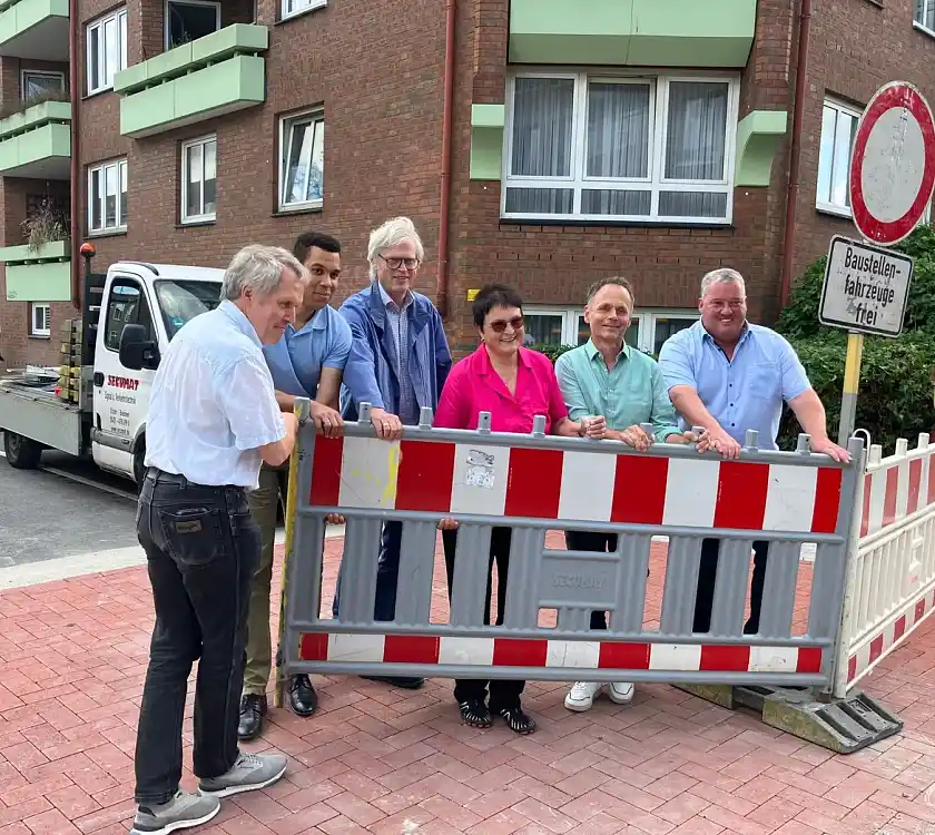 Gemeinsame Verkehrsfreigabe (von links nach rechts): Herr Jäger (Beirat Findorff), Herr Graue (ASV), Herr Schmüser (hanseWasser), Frau Wiedemeyer (OA West), Herr Jacob (ehemals Beirat Findorff), Herr Castens (ASV)