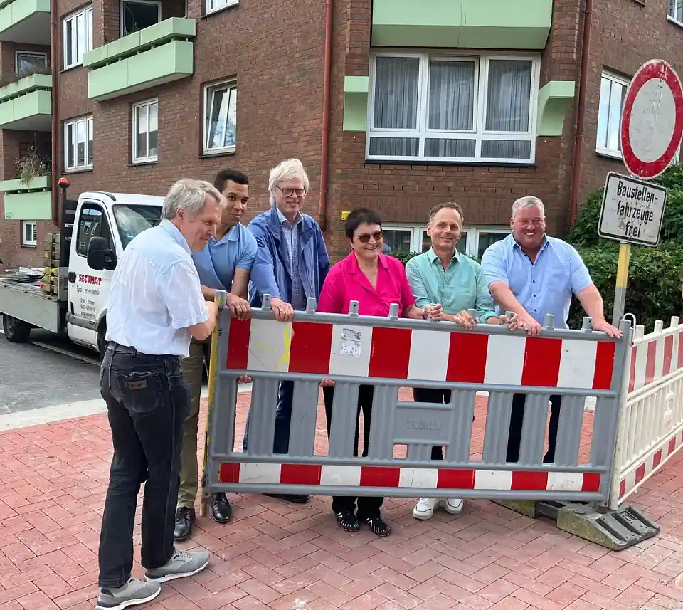 Gemeinsame Verkehrsfreigabe (von links nach rechts): Herr Jäger (Beirat Findorff), Herr Graue (ASV), Herr Schmüser (hanseWasser), Frau Wiedemeyer (OA West), Herr Jacob (ehemals Beirat Findorff), Herr Castens (ASV)