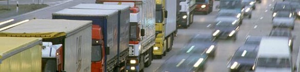 LKW-Kolonne auf der Autobahn