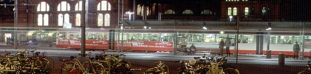 Straßenbahn vor dem Bahnhof