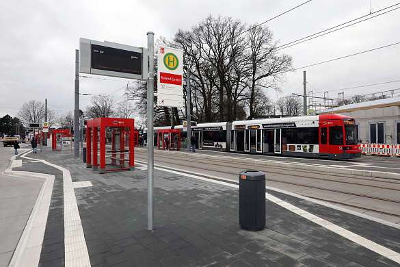 Die neue Umsteigeanlage am Roland-Center, zu sehen sind rote Wartehäuschen, ein Haltestellenschild, Gleise und eine rot-weiße Straßenbahn 
˜ Bildnachweis: Foto: BSAG
