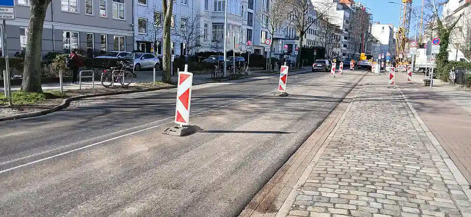 Frische Deckschicht in der Stra&szlig;e "Au&szlig;er der Schleifm&uuml;hle"