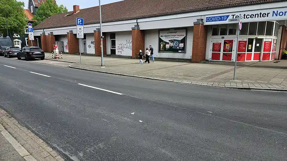 Sanierte Fahrbahndecke der Stra&szlig;e Achterrut