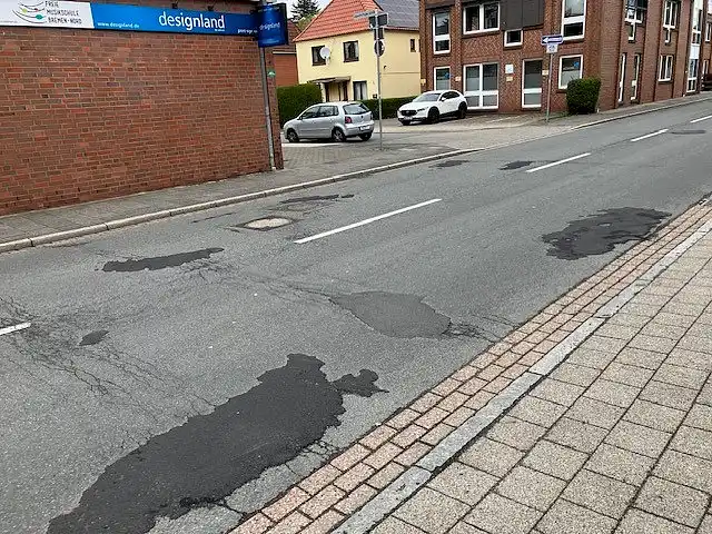 Sch&auml;den in der Fahrbahndecke der  Stra&szlig;e Achterrut