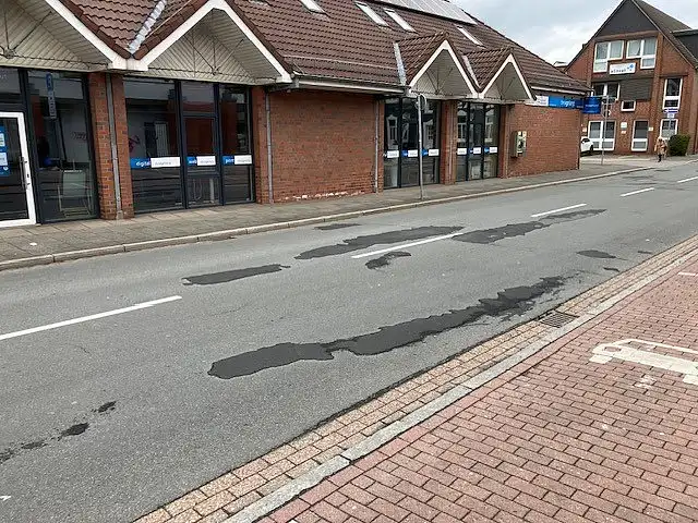 Sch&auml;den in der Fahrbahndecke der Stra&szlig;e Achterrut