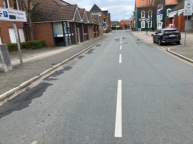 Sch&auml;den in der Fahrbahndecke der Stra&szlig;e Achterrut