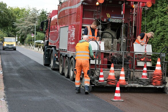 DSK Maßnahme in Oberneuland - die erste Schicht Asphalt wird aufgetragen