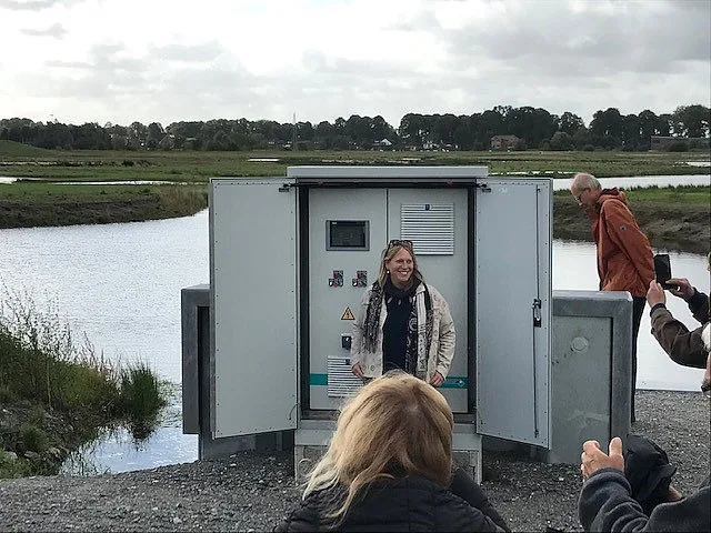 Senatorin Dr. Maike Schaefer flutet den Polder manuell