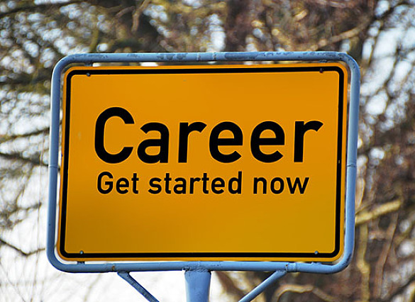 Straßenschild mit der Aufschrift Career, Get startet now
