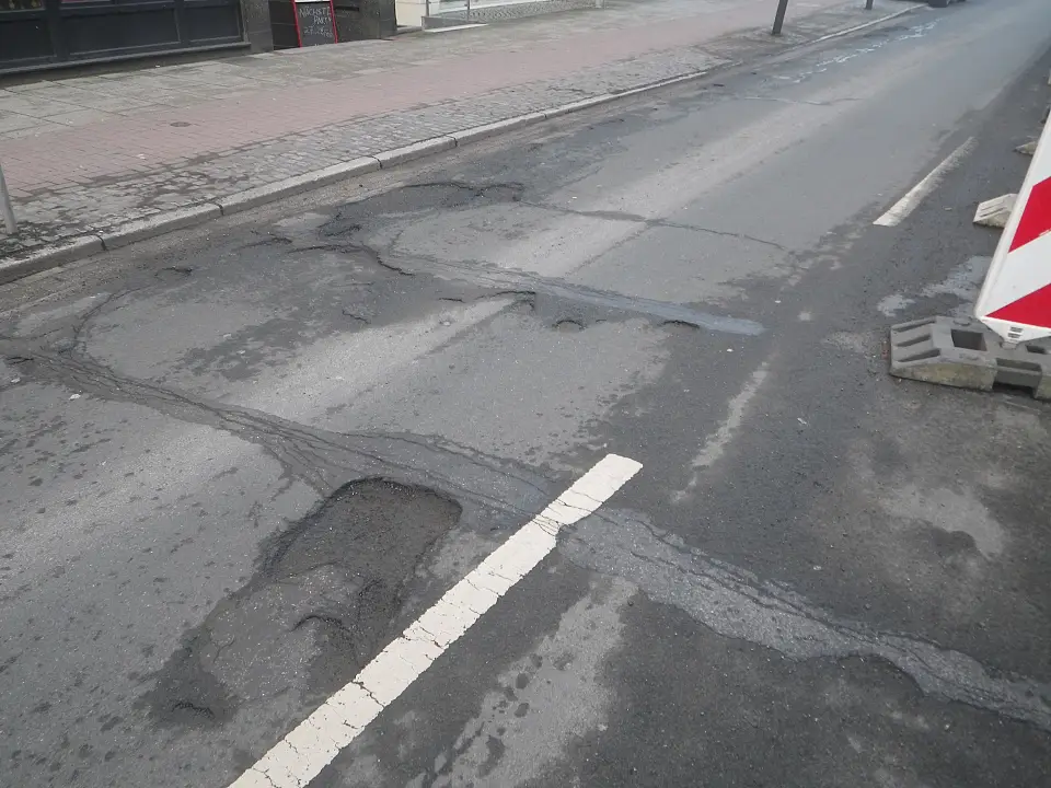 Wintersch&auml;den Au&szlig;er der Schleifm&uuml;hle Fahrbahnbelag im Februar 2026