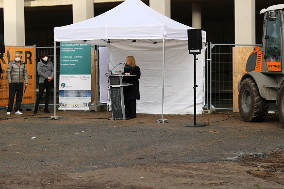 Senatorin Dr. Maike Schaefer bei der Eröffnungsrede des Festaktes zum Baubeginn des Fernbusterminals