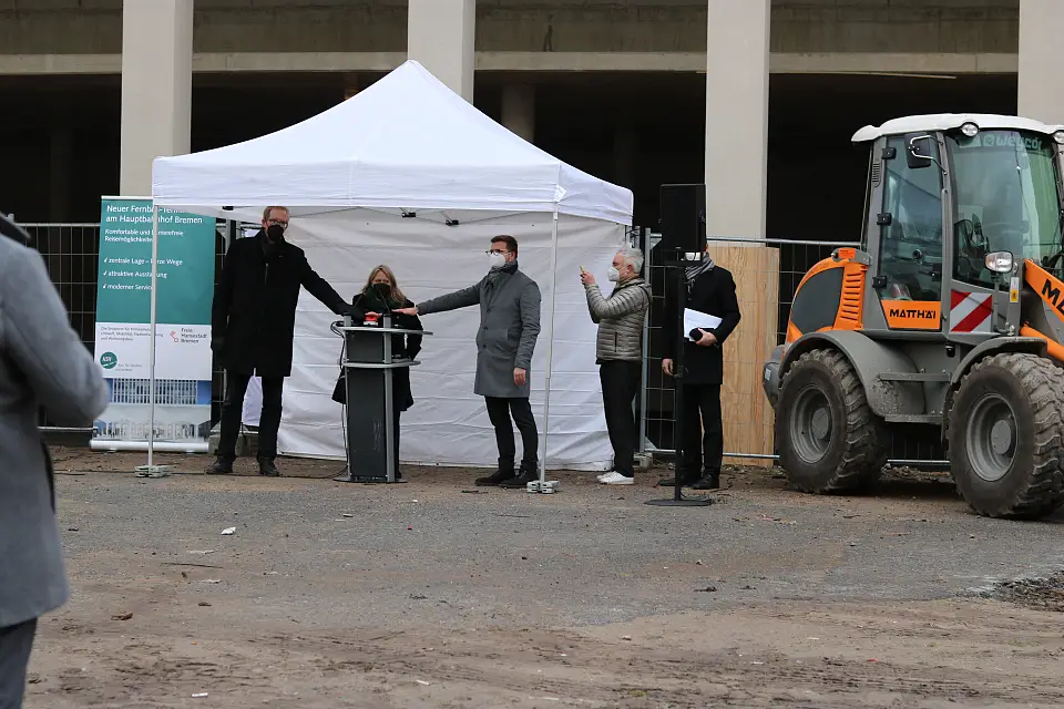 Dr. Schaefer, Hr. Polzin und Hr. Schmelzer geben das Signal f&uuml;r den Baubeginn