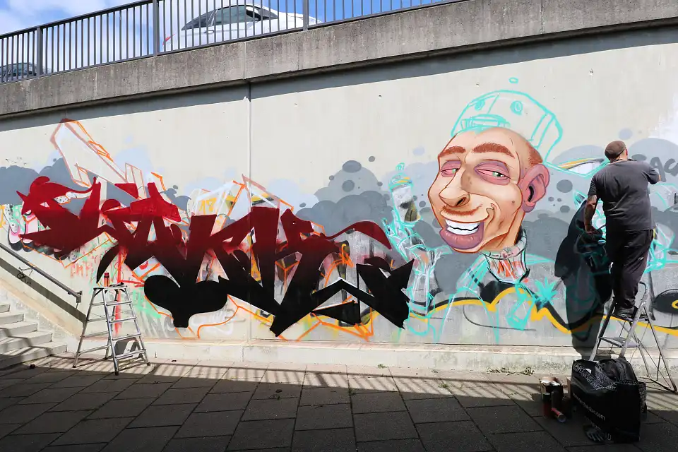 Graffiti-K&uuml;nstler am Werk