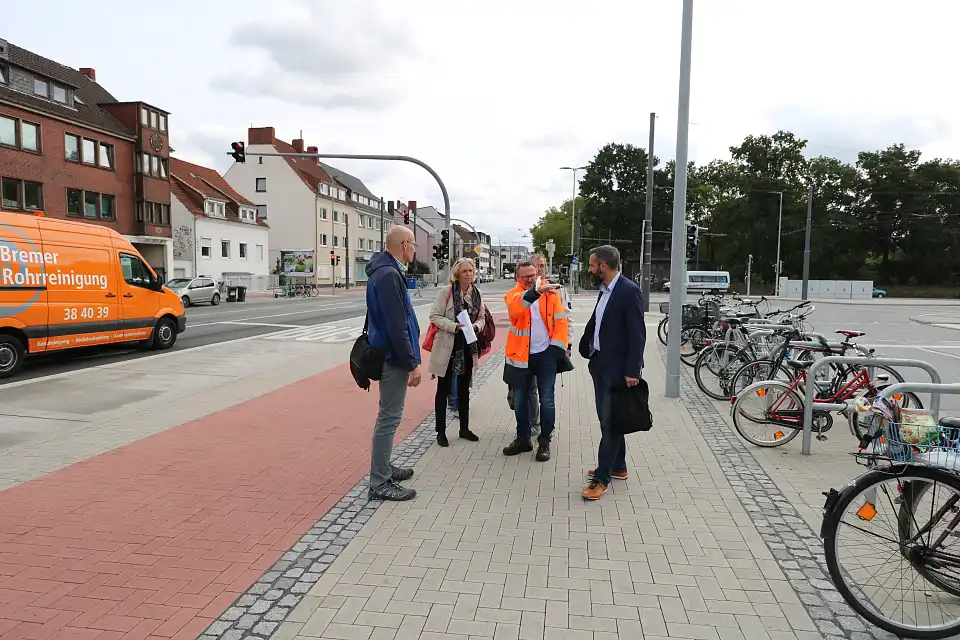 Beim gemeinsamen Rundgang werden weitere Details zur st&auml;dtebaulichen Umfeldverbesserung erl&auml;utert