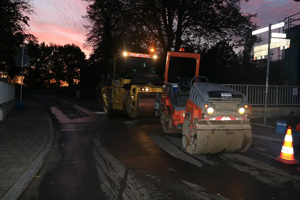 Die kleinere Walze kommt besser an die Seitenr&auml;nder und Ecken der Fahrbahn, weil sie wendiger ist.