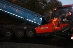 Um circa 07:30 Uhr wird der erste Lkw am Fertiger angedockt und kippt den Asphalt dort hinein.