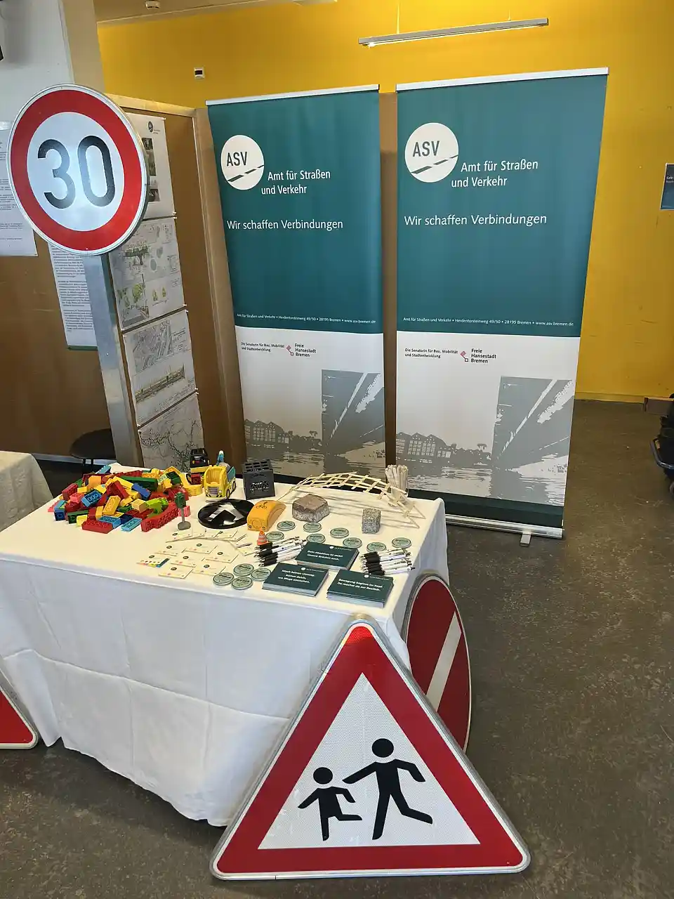 Messestand des ASV mit Werbematerial.