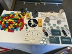 Werbematerial und Bauklötze für die Brückenbauaufgabe