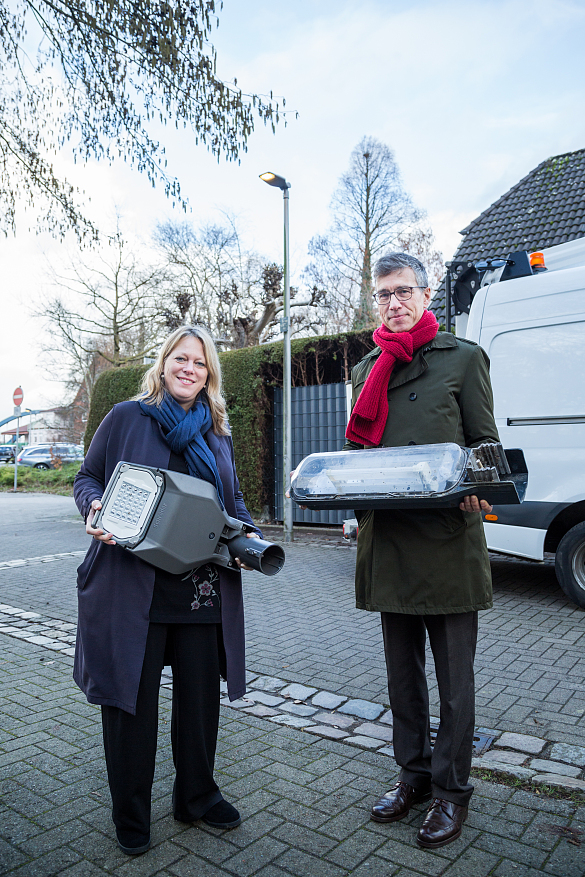 Senatorin Dr. Maike Schaefer und swb-Vorstandsvorsitzende Dr. Torsten Köhne mit neuer sowie alter Leuchte