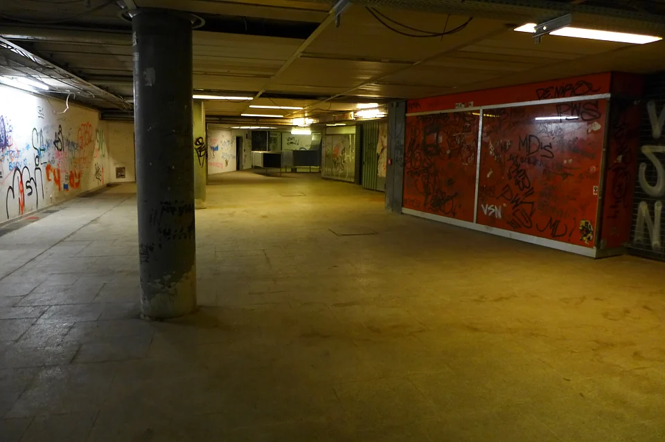 Da sich der Tunnel zuletzt immer mehr zum Angstraum entwickelte, erfolgte 2009 die komplette Schlie&szlig;ung.