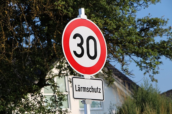 Das Symbolbild zeigt ein Verkehrszeichen "Tempo 30" sowie die Zusatzbeschilderung "Lärmschutz" 
˜ Bildnachweis: Symbolbild: Pixabay