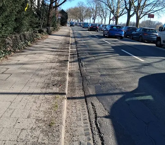 Sch&auml;den am linken Fahrbahnrand des Osterdeichs. 
&tilde; Bildnachweis: Foto: ASV