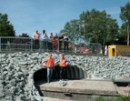 Auf dem Bauwerk von links nach rechts: André Lange (ASV, Oberbauleitung), Christoph Tiesler (Geschäftsführung), Kai Haye, Stefan Meirose, Frank Pasedag (Polier), Lennart Reinke (Joachim Tiesler Hoch- und Tiefbau GmbH & Co. KG); auf dem Ponton von links nach rechts: Mirko Abele (ASV, Bauplanung), Martin Mathea (ASV, Vertretung der Oberbauleitung und SiGeko) 
˜ Bildnachweis: Bild: ASV