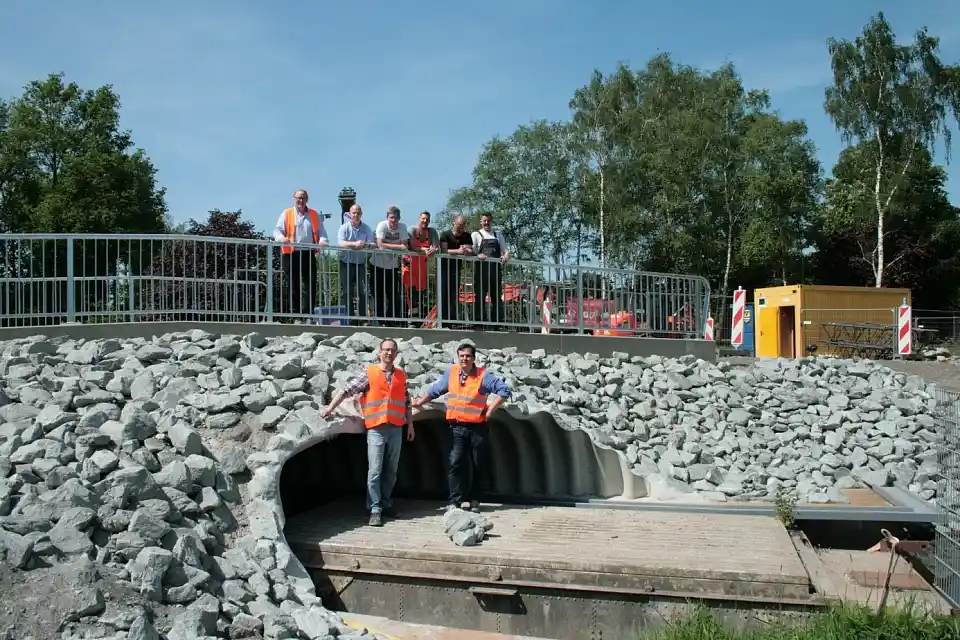Auf dem Bauwerk von links nach rechts: Andr&eacute; Lange (ASV, Oberbauleitung), Christoph Tiesler (Gesch&auml;ftsf&uuml;hrung), Kai Haye, Stefan Meirose, Frank Pasedag (Polier), Lennart Reinke (Joachim Tiesler Hoch- und Tiefbau GmbH & Co. KG); auf dem Ponton von links nach rechts: Mirko Abele (ASV, Bauplanung), Martin Mathea (ASV, Vertretung der Oberbauleitung und SiGeko)