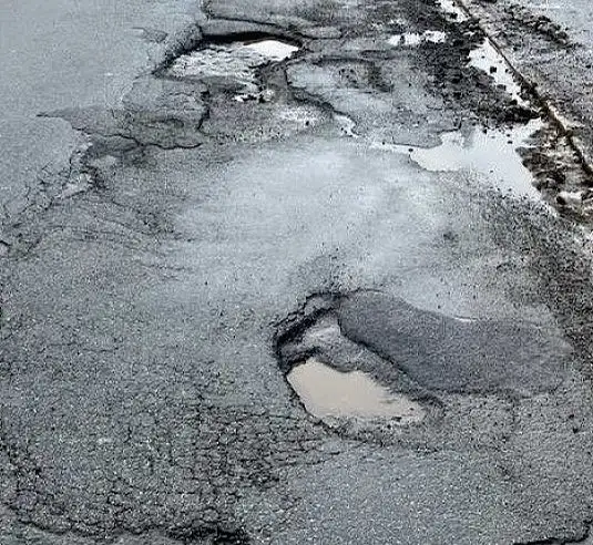 Sch&auml;den in der Stader Landstra&szlig;e als Beispiel 
&tilde; Bildnachweis: Foto: ASV