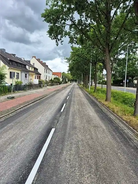 Frische Markierungen auf der Fahrbahn der Vahrer Stra&szlig;e