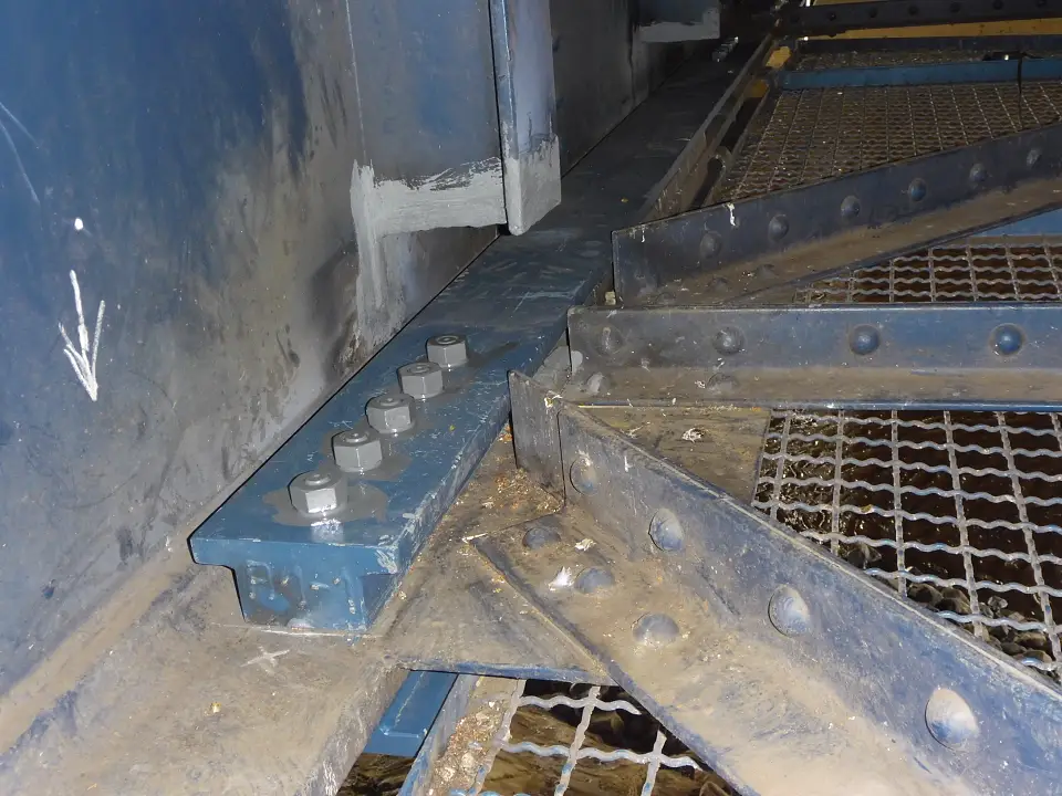 Im Verst&auml;rkungsbereich dient ein Flansch als Untergurt f&uuml;r den Haupttr&auml;ger