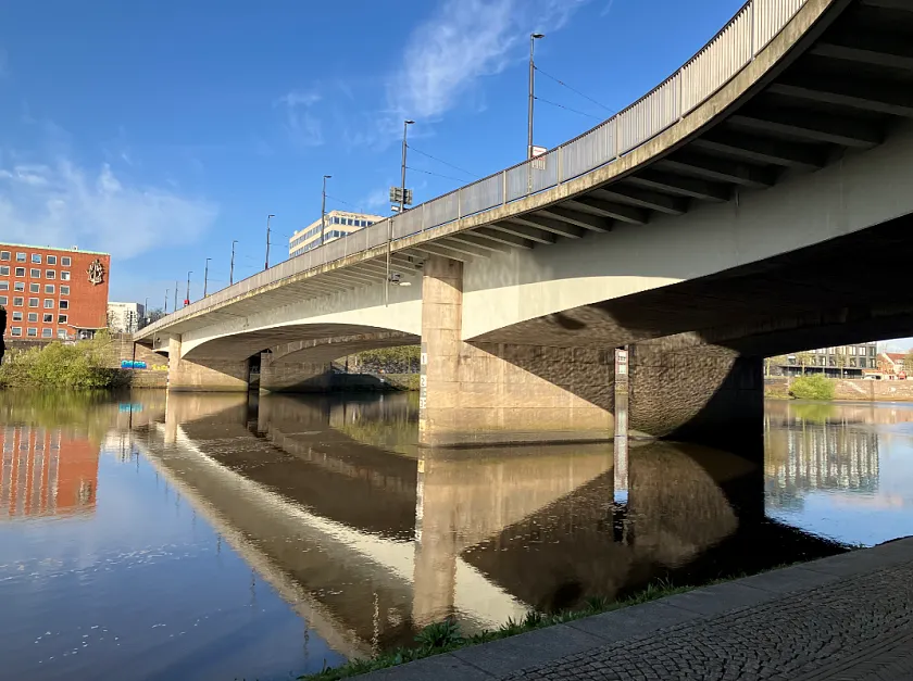 Seitliche Aufnahme der Wilhelm-Kaisen-Brücke 
˜ Bildnachweis: Foto: ASV