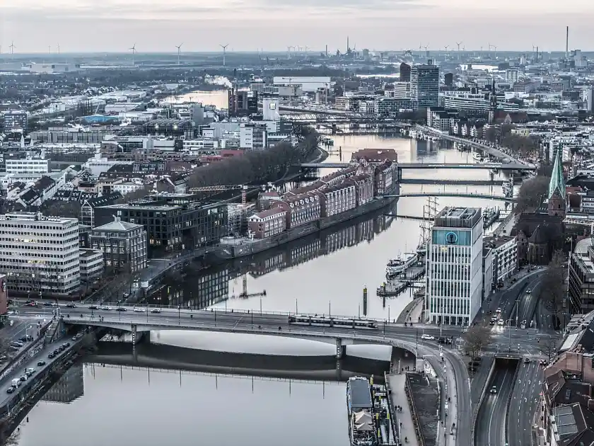 Vogelperspektive auf innerstädtische Weserbrücken. 
˜ Bildnachweis: Bildrechte: SBMS