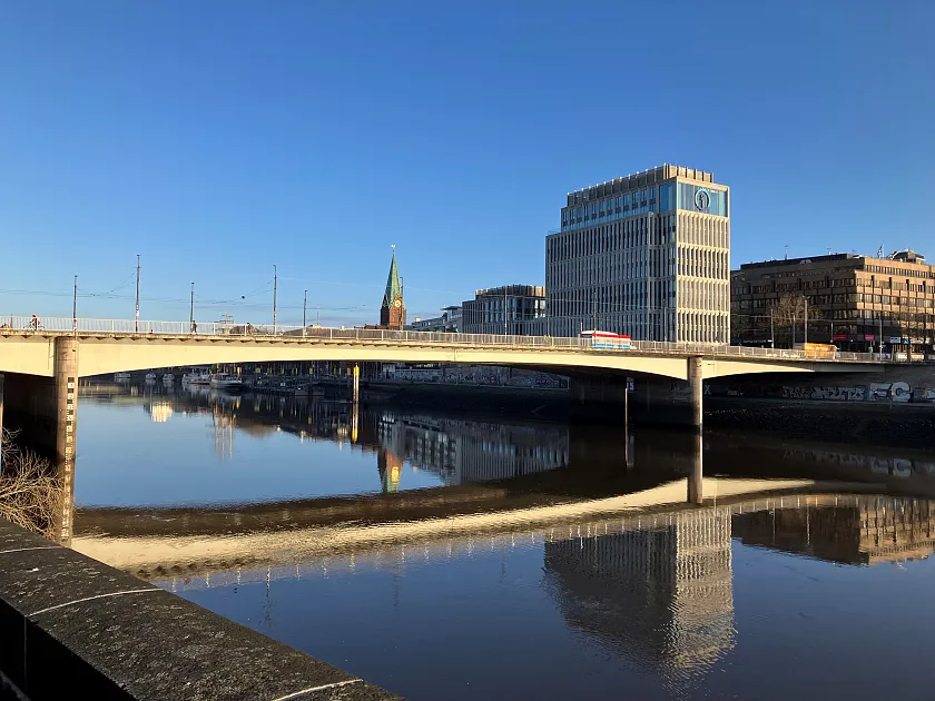 Seitenansicht der Wilhelm-Kaisen-Br&uuml;cke an einem sonnigen Tag. 
&tilde; Bildnachweis: Foto: ASV