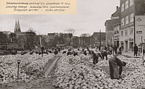 Bauzustand Herdentorsteinweg 1950 bis 1951, Schwarzweißbild, überall Steine und Arbeiter, die sich danach bücken. Im Hintergrund der Bremer Dom