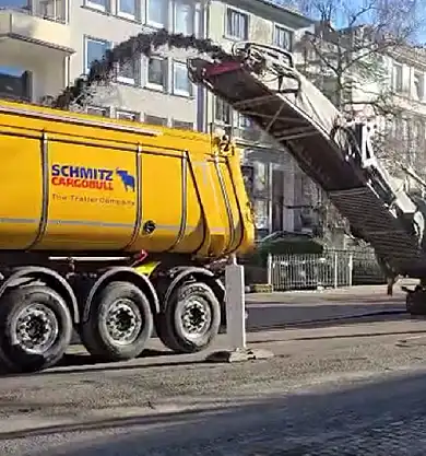 Die Straße "Außer der Schleifmühle" wird per Heißasphalt saniert.